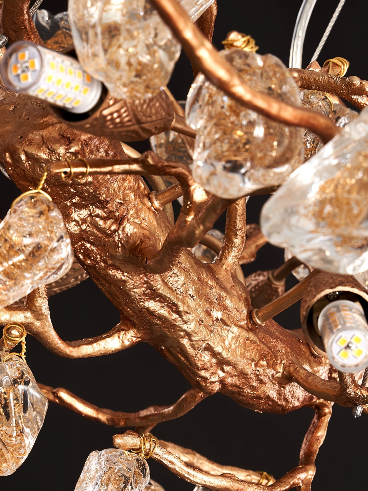 Lámpara de araña de cristal de piedra y latón