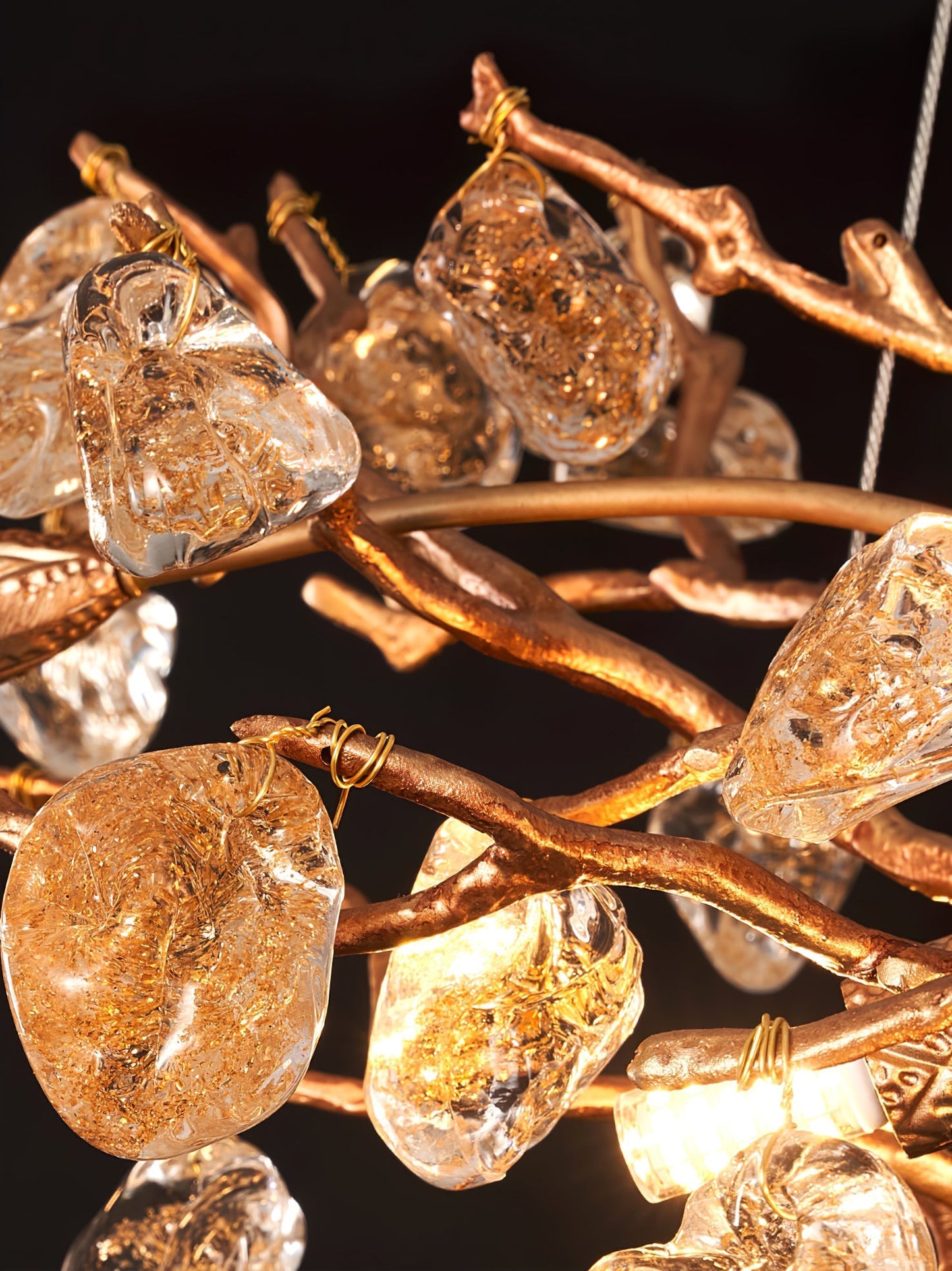 Lámpara de araña de cristal de piedra y latón