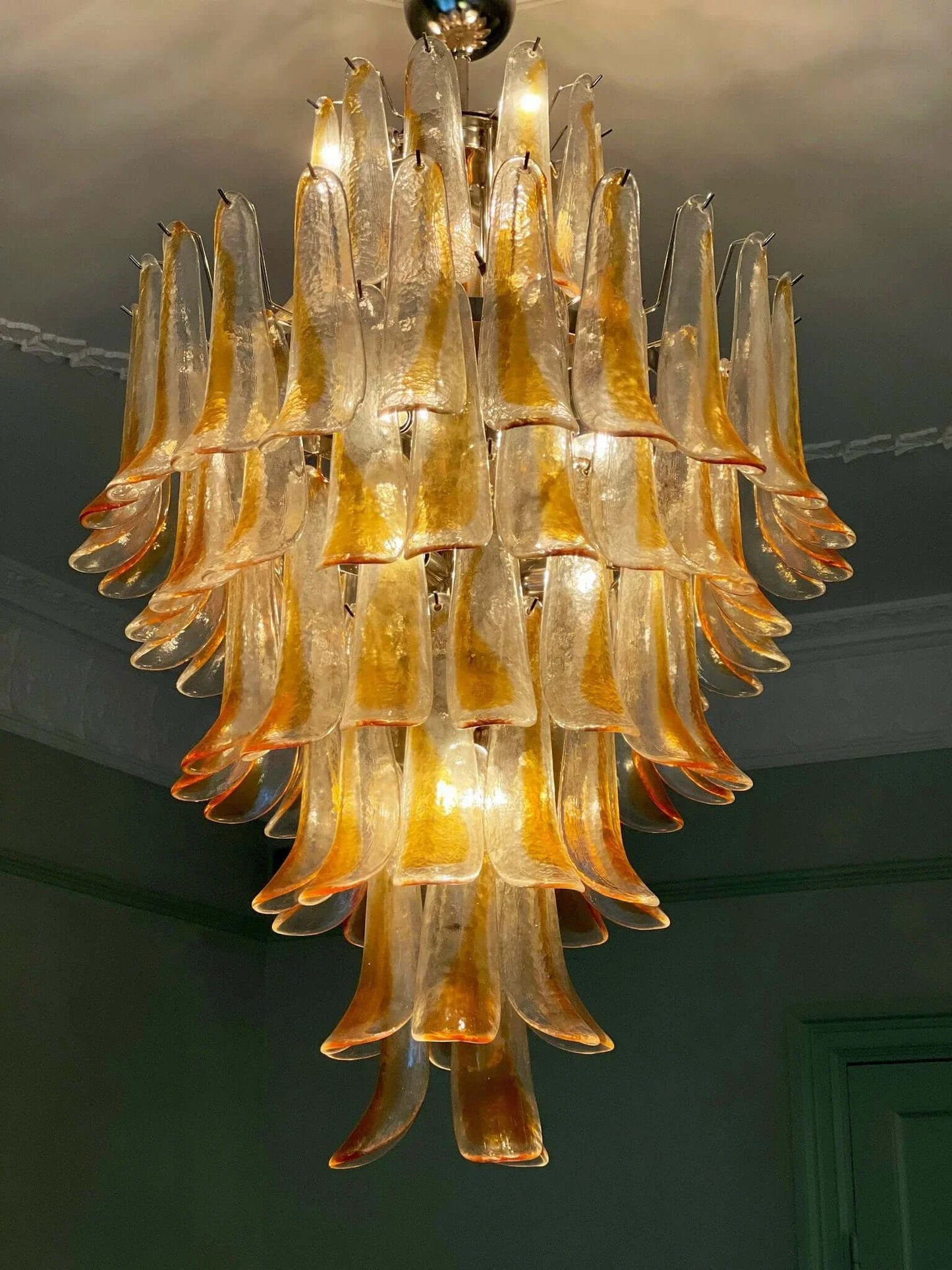 Impresionante Lámpara de Araña Murano con Pétalos de Cristal Ámbar