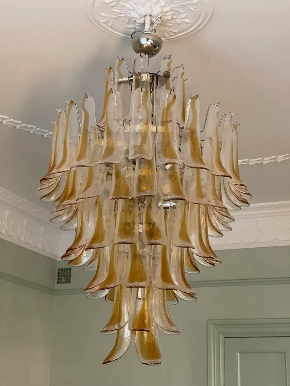 Impresionante Lámpara de Araña Murano con Pétalos de Cristal Ámbar