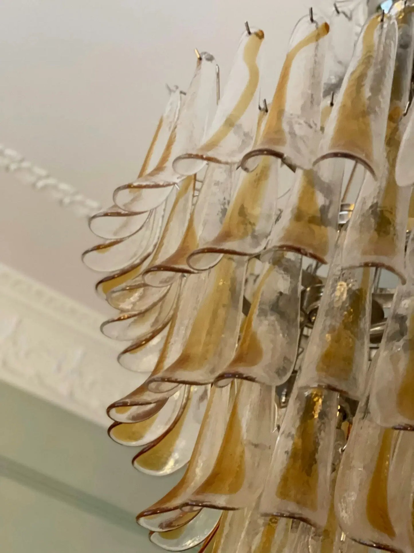 Impresionante Lámpara de Araña Murano con Pétalos de Cristal Ámbar
