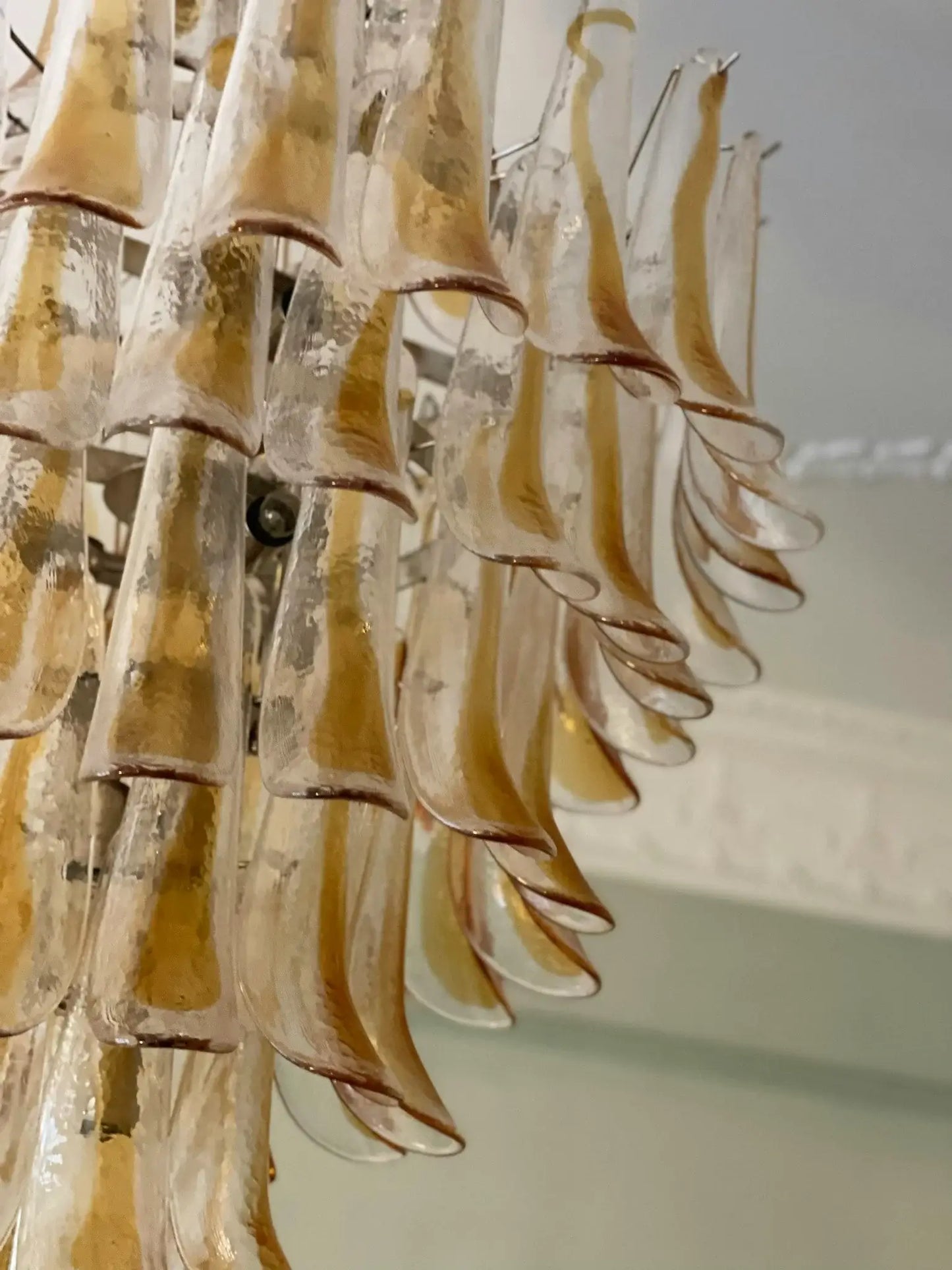 Impresionante Lámpara de Araña Murano con Pétalos de Cristal Ámbar