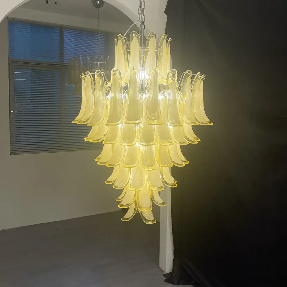 Impresionante lámpara de araña de cristal de Murano con pétalos color caramelo