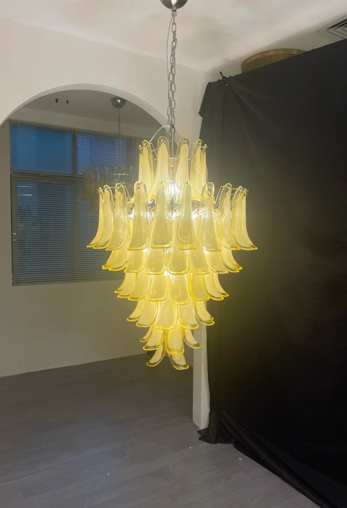 Impresionante lámpara de araña de cristal de Murano con pétalos color caramelo