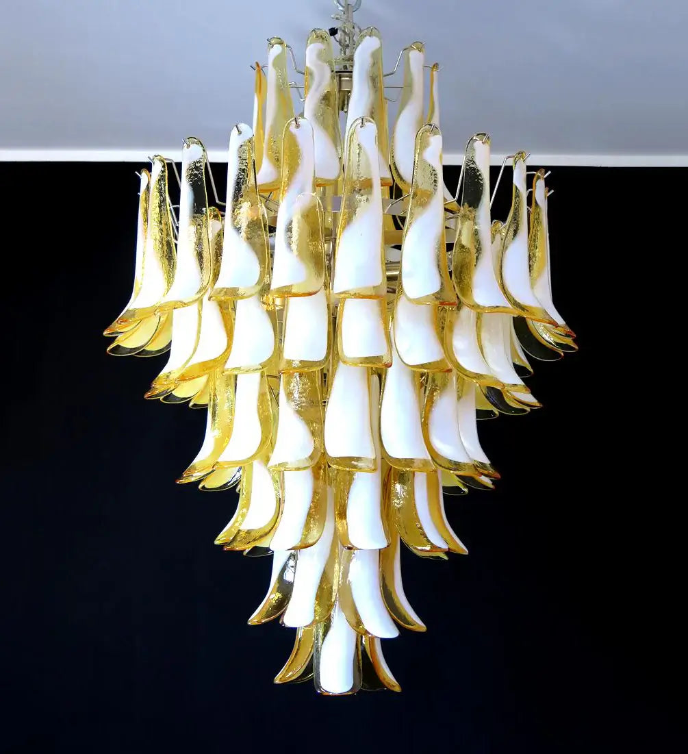 Impresionante lámpara de araña de cristal de Murano con pétalos color caramelo