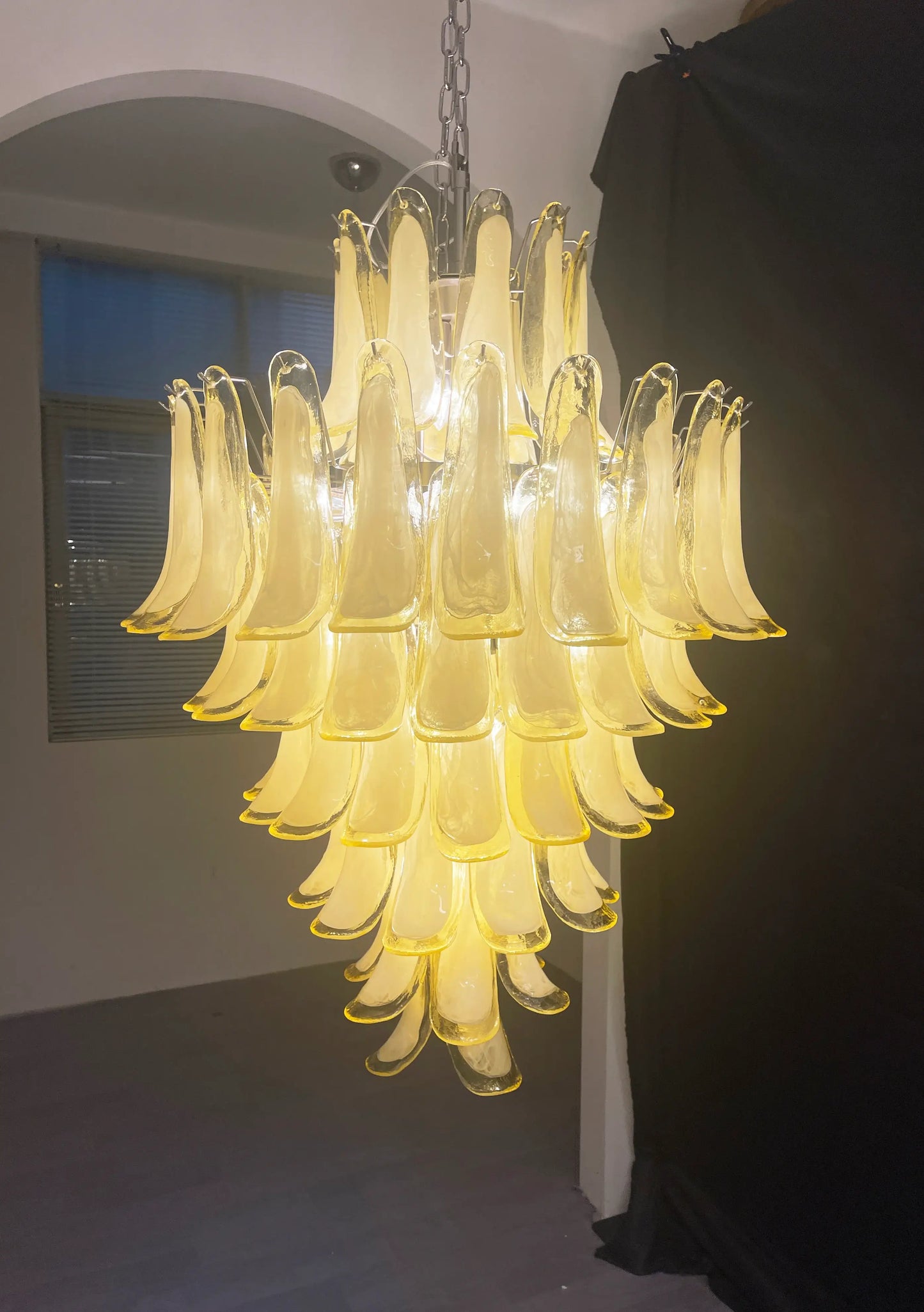 Impresionante lámpara de araña de cristal de Murano con pétalos color caramelo