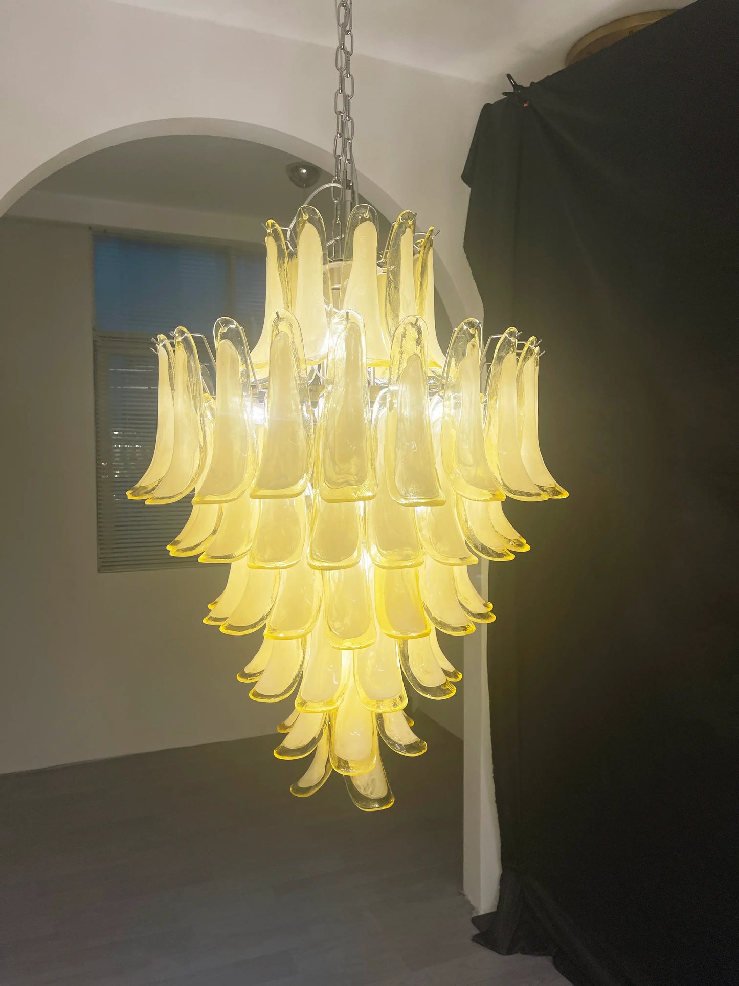 Impresionante lámpara de araña de cristal de Murano con pétalos color caramelo
