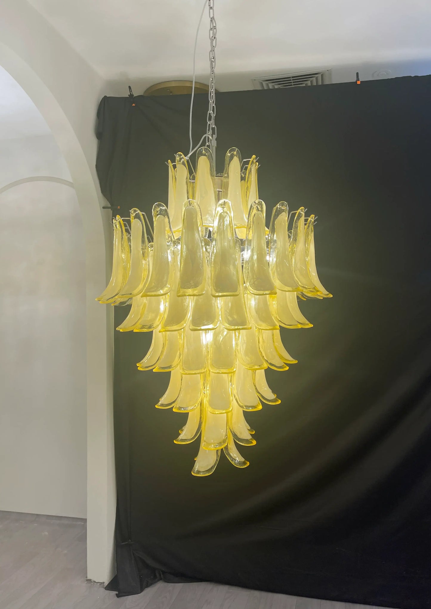 Impresionante lámpara de araña de cristal de Murano con pétalos color caramelo