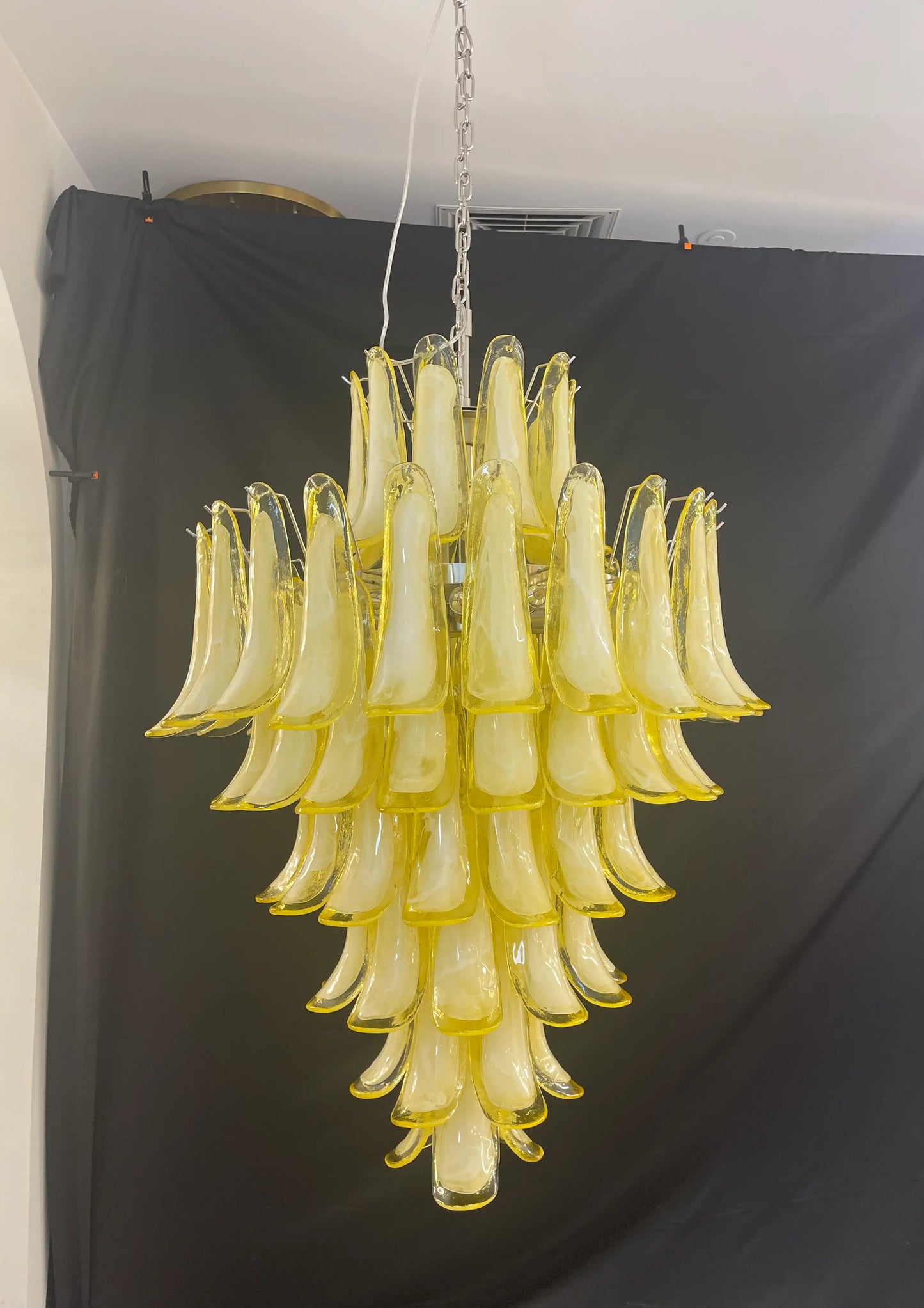 Impresionante lámpara de araña de cristal de Murano con pétalos color caramelo
