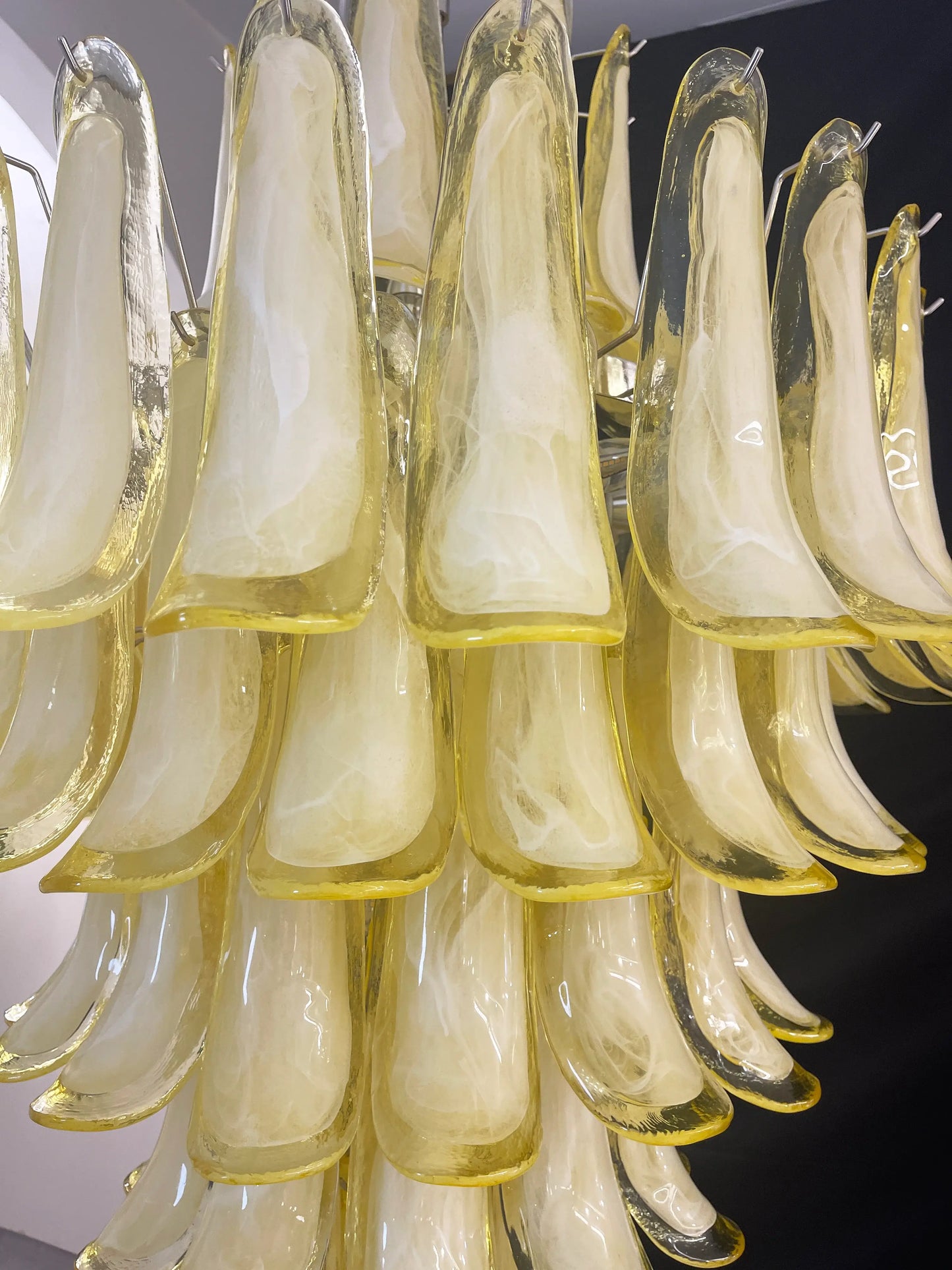 Impresionante lámpara de araña de cristal de Murano con pétalos color caramelo