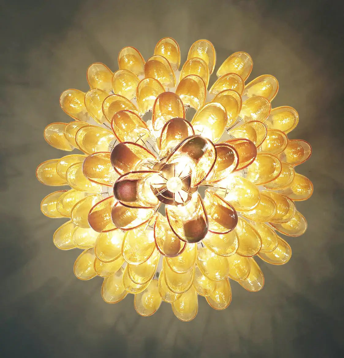 Impresionante lámpara de araña de cristal de Murano con pétalos color caramelo