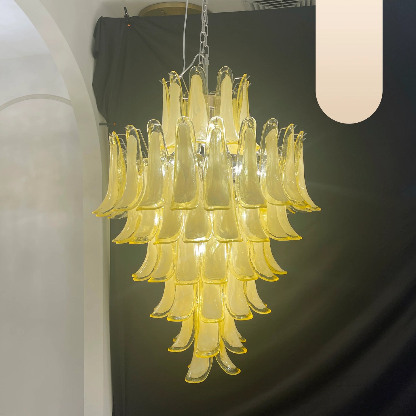 Impresionante lámpara de araña de cristal de Murano con pétalos color caramelo