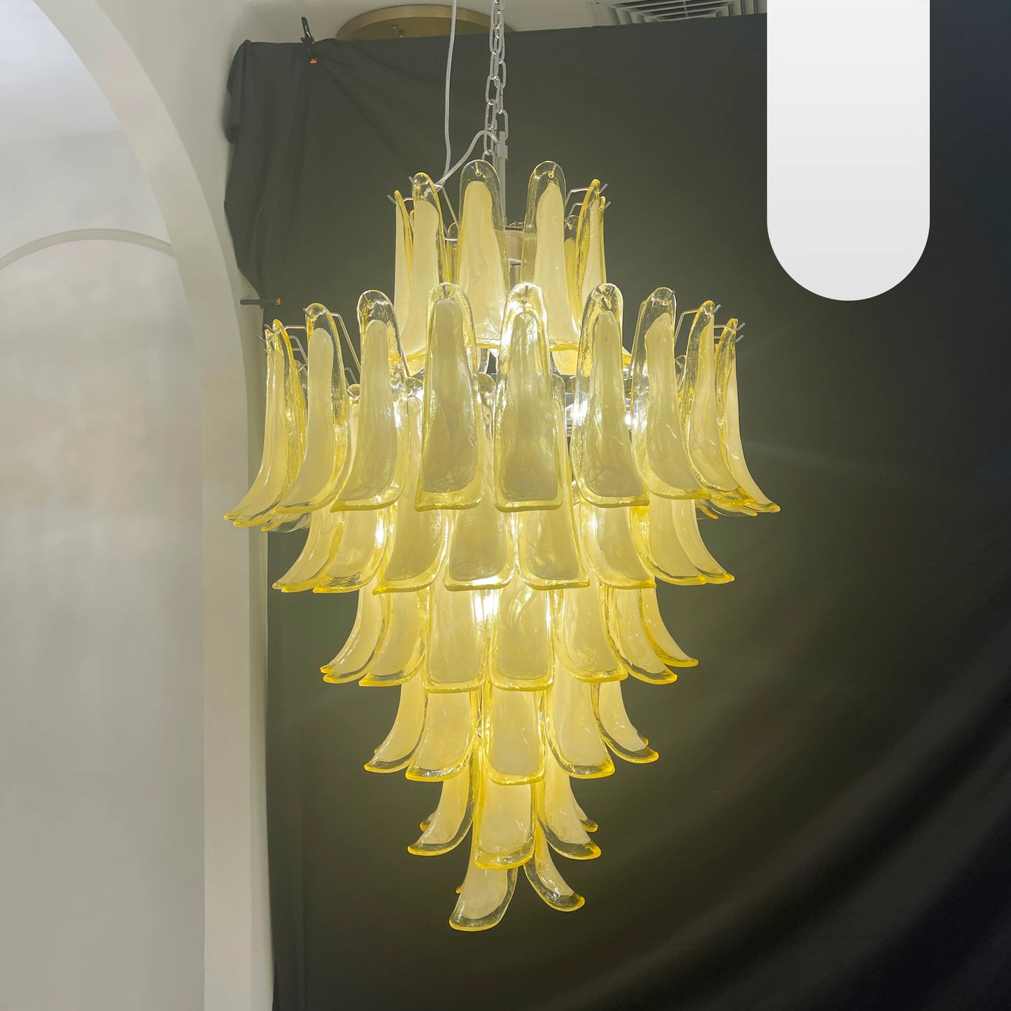 Impresionante lámpara de araña de cristal de Murano con pétalos color caramelo