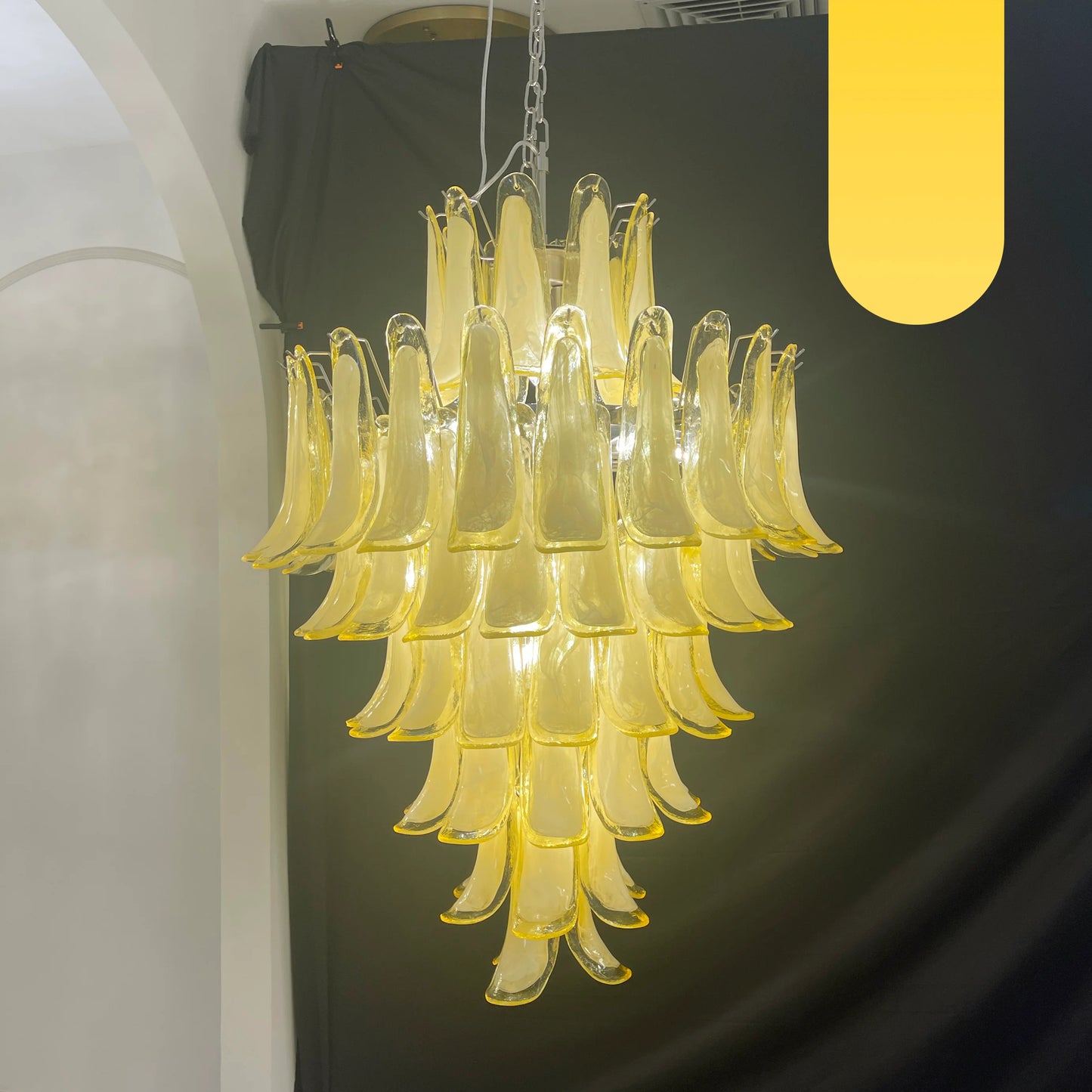 Impresionante lámpara de araña de cristal de Murano con pétalos color caramelo