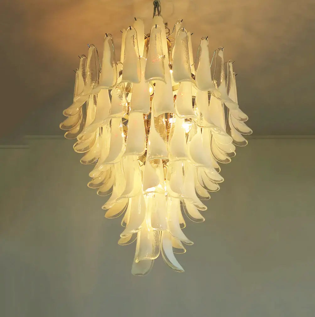 Impresionante lámpara de araña de pétalos de cristal blanco de Murano