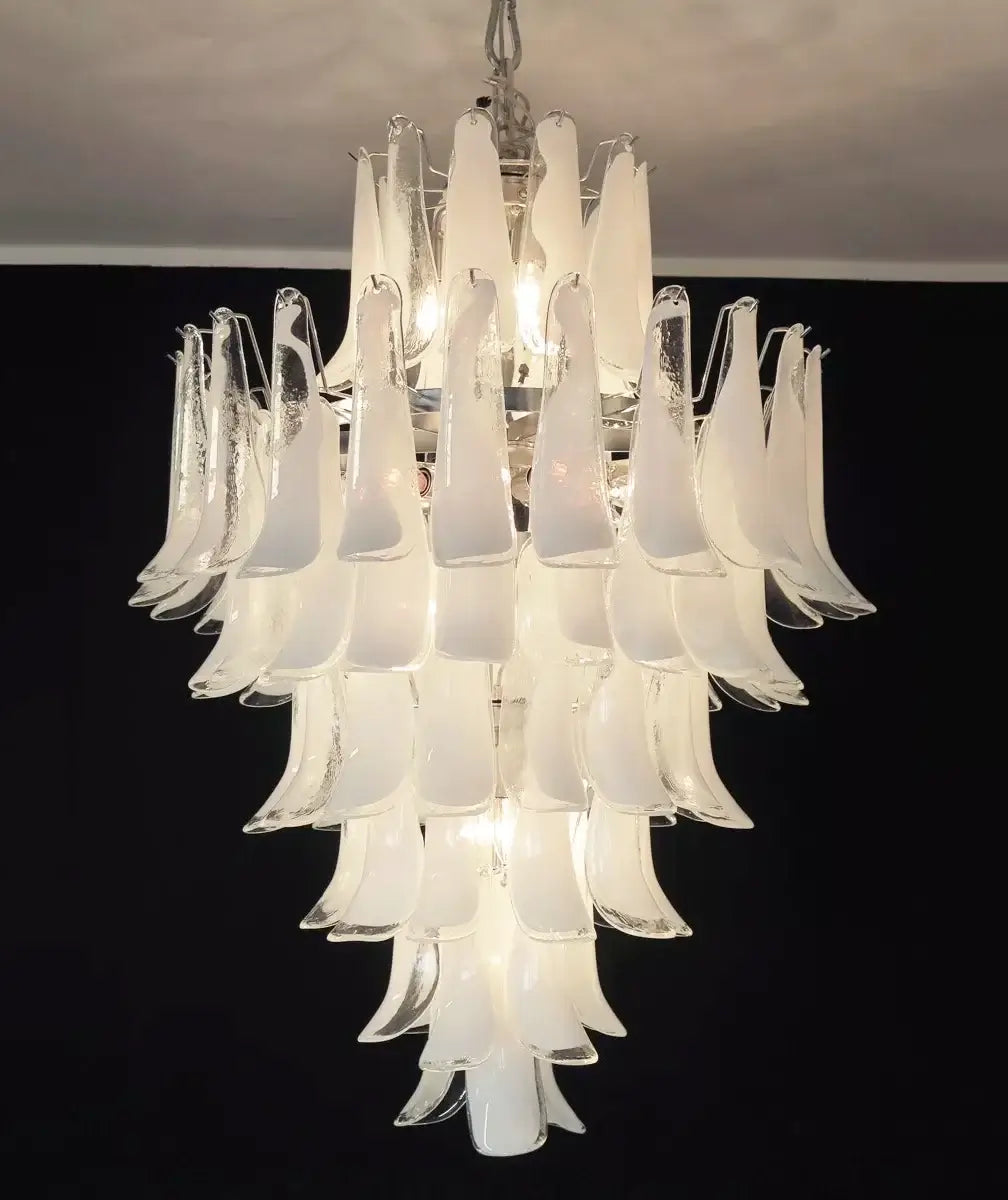 Impresionante lámpara de araña de pétalos de cristal blanco de Murano