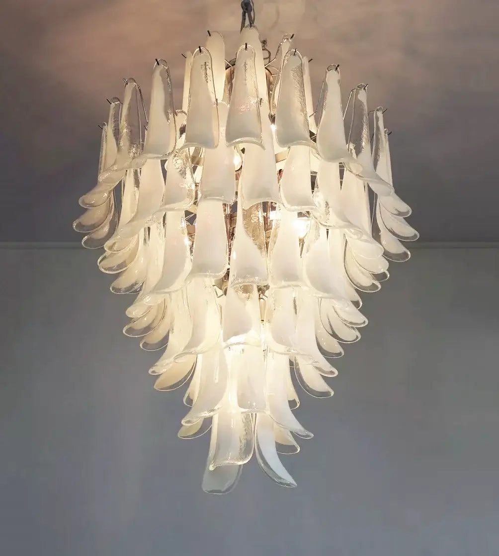 Impresionante lámpara de araña de pétalos de cristal blanco de Murano