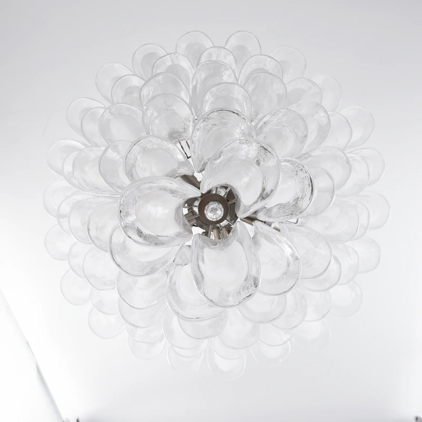 Impresionante lámpara de araña de pétalos de cristal blanco de Murano