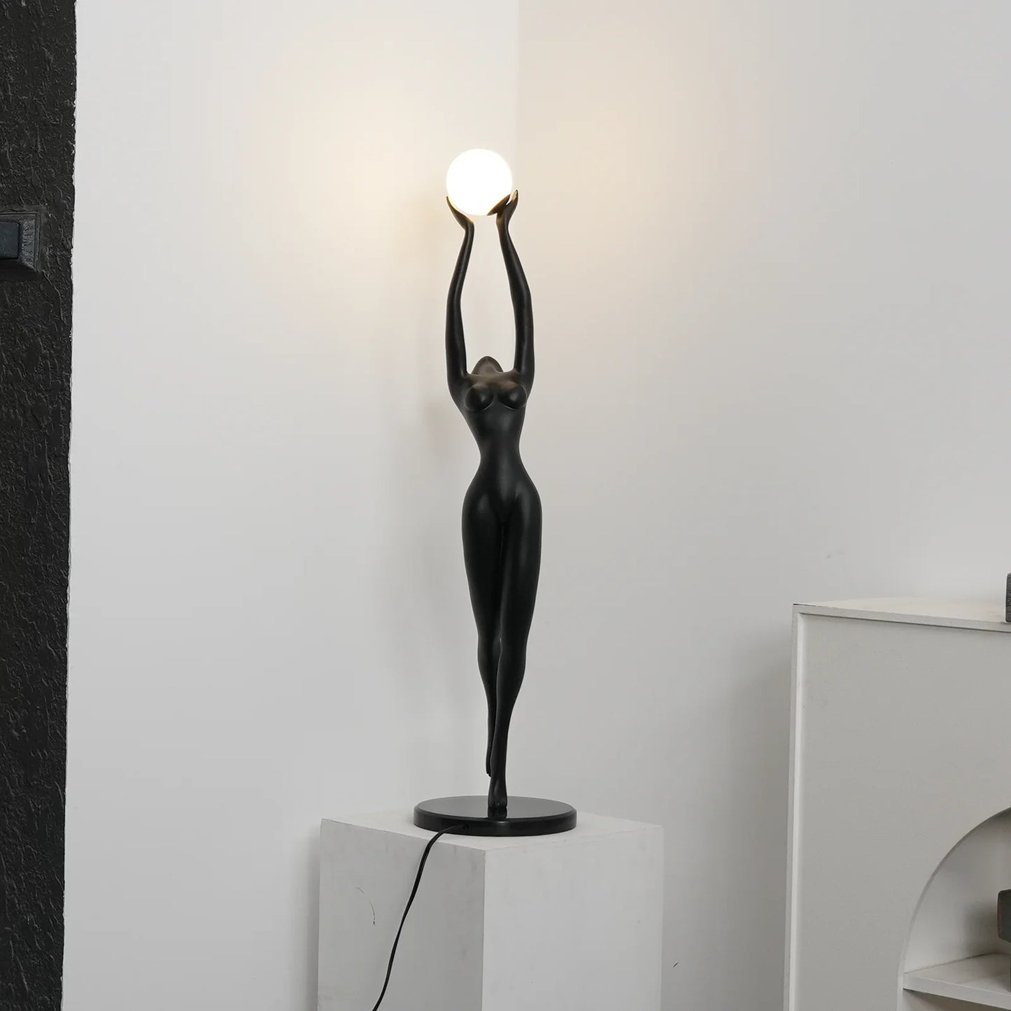 Lámpara de pie de figura Stursa Sculpture