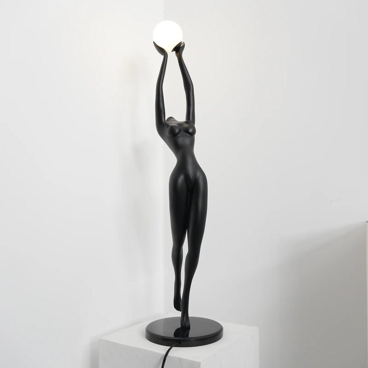 Lámpara de pie de figura Stursa Sculpture