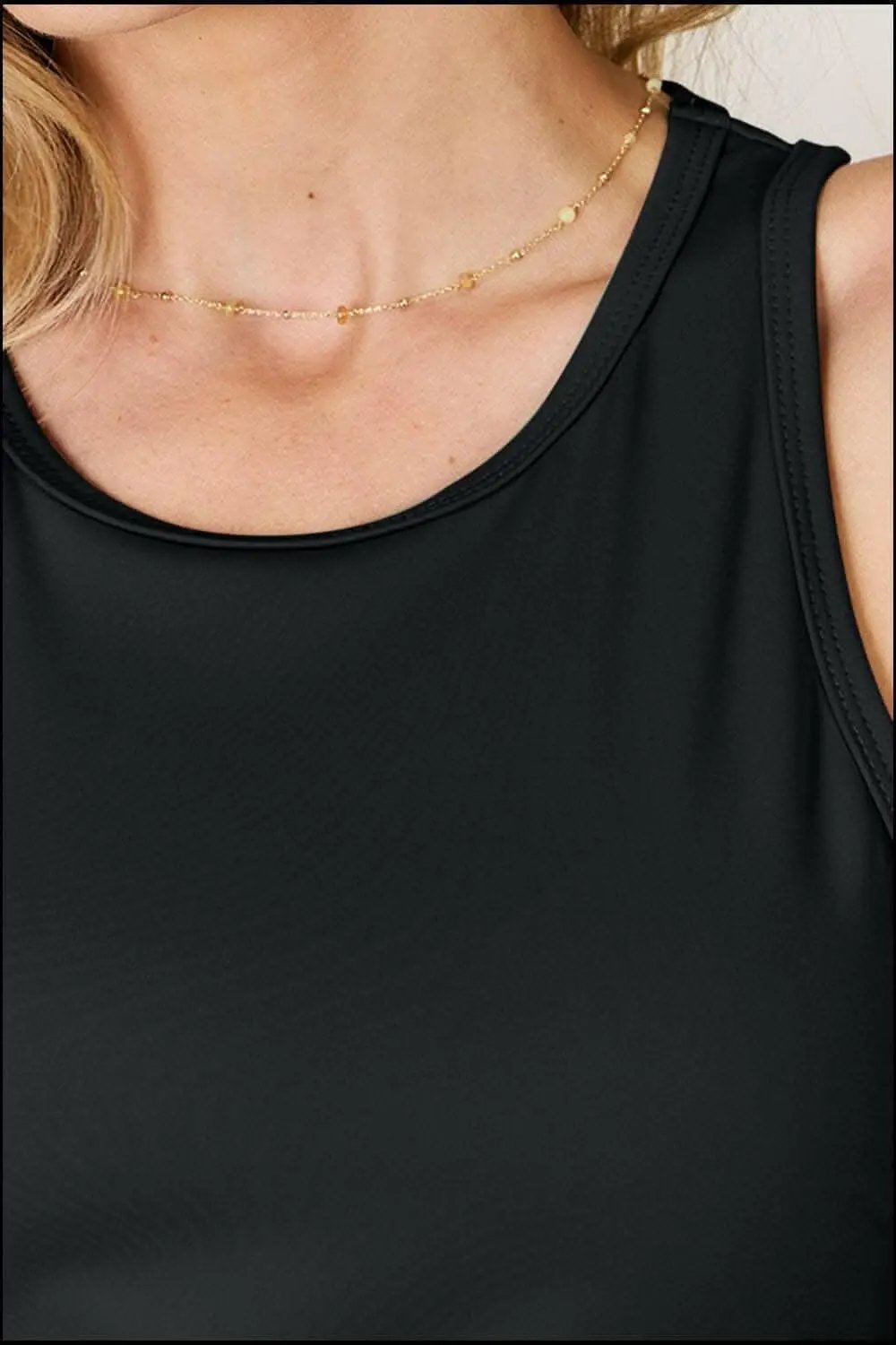 Trendsi camiseta sin mangas estilo racerback blanca — Ropa deportiva cómoda para cualquier temporada