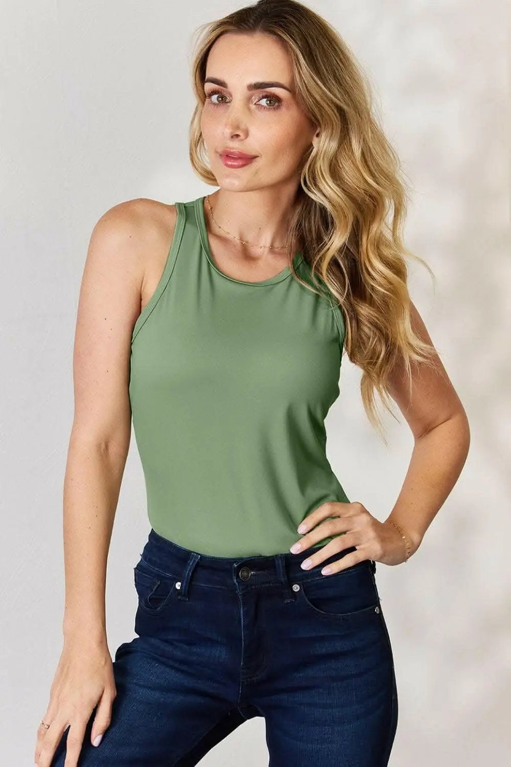 Trendsi camiseta sin mangas estilo racerback blanca — Ropa deportiva cómoda para cualquier temporada