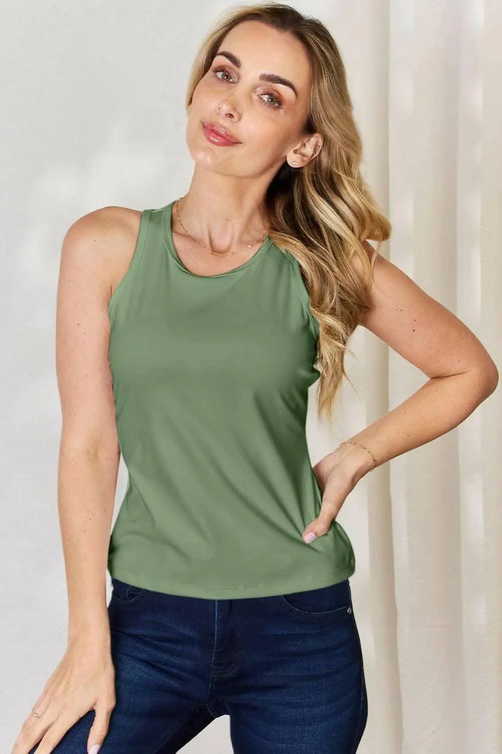 Trendsi camiseta sin mangas estilo racerback blanca — Ropa deportiva cómoda para cualquier temporada