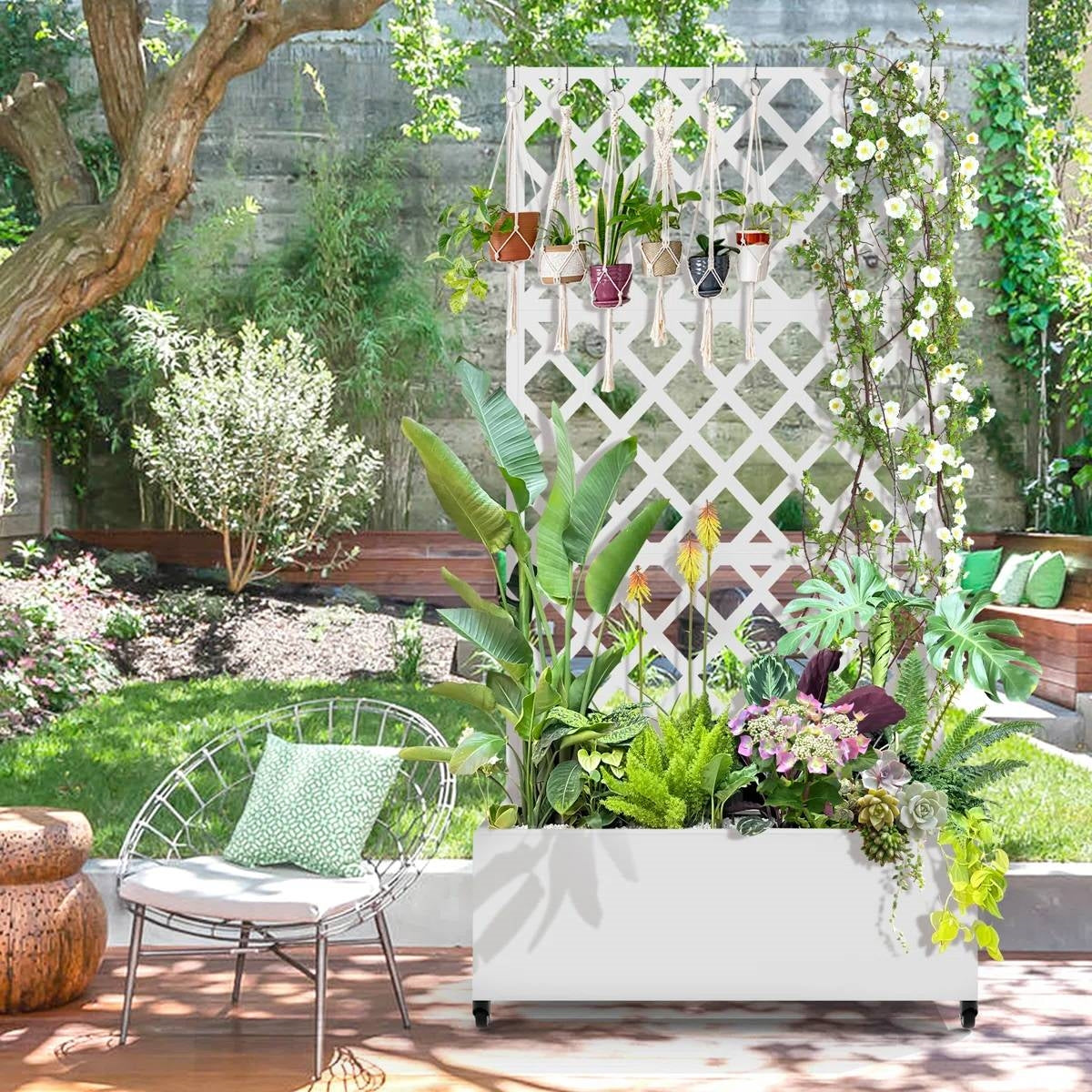 Maceta elevada de metal blanco para jardín exterior con enrejado y ruedas