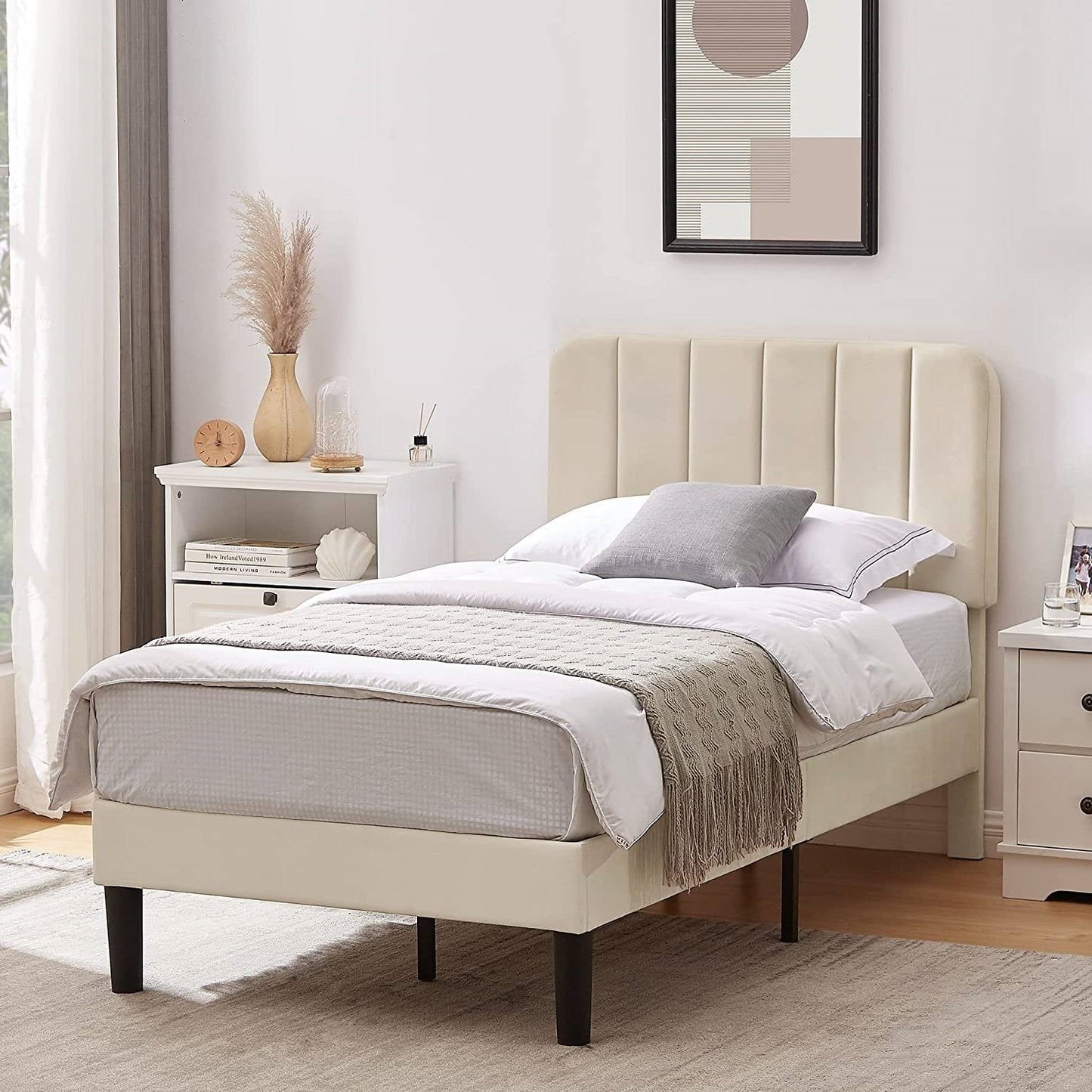 Base de cama tapizada color beige tamaño Twin con cabecero