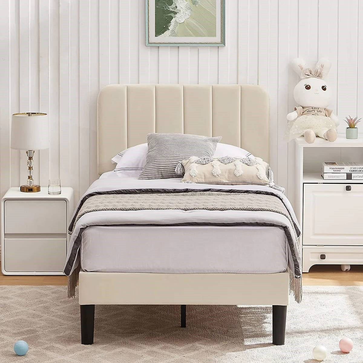 Base de cama tapizada color beige tamaño Twin con cabecero