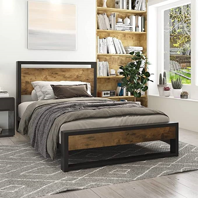 Base de cama de plataforma moderna estilo rústico doble con cabecera y piecera de paneles de madera