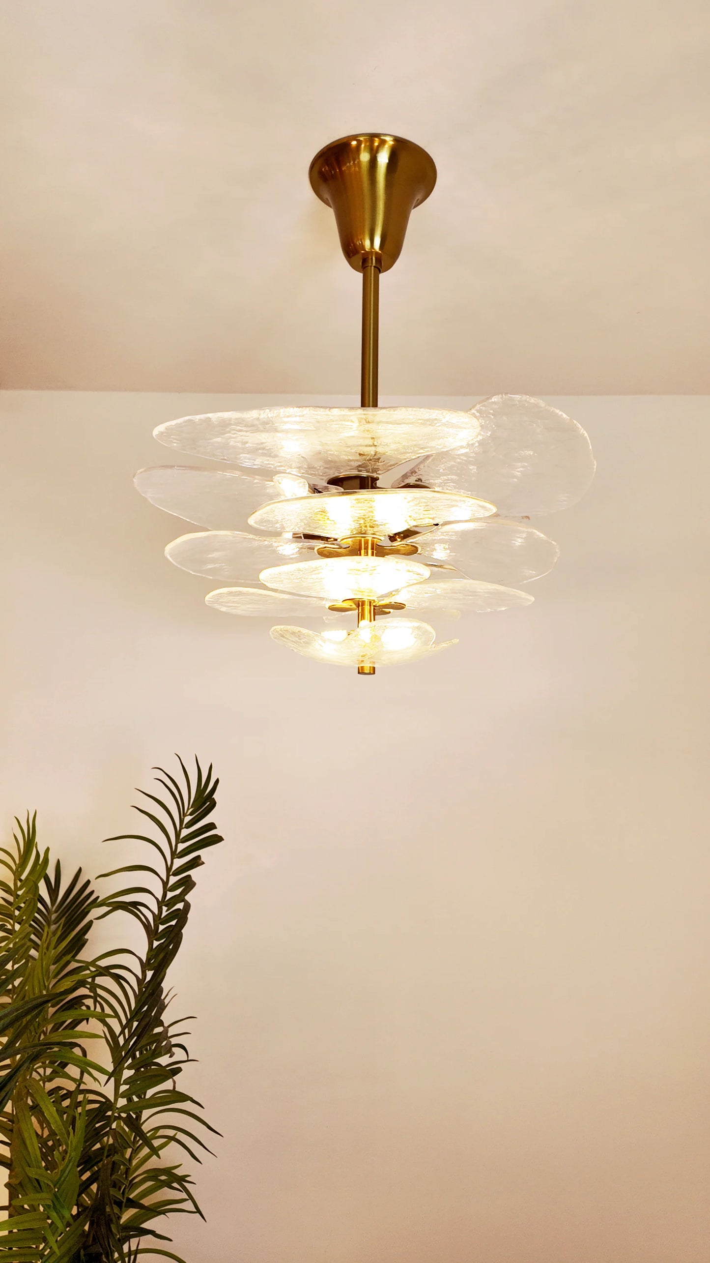 Lámpara de araña de cristal blanco texturizado con forma de hoja