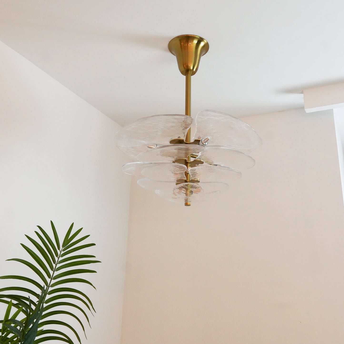 Lámpara de araña de cristal blanco texturizado con forma de hoja