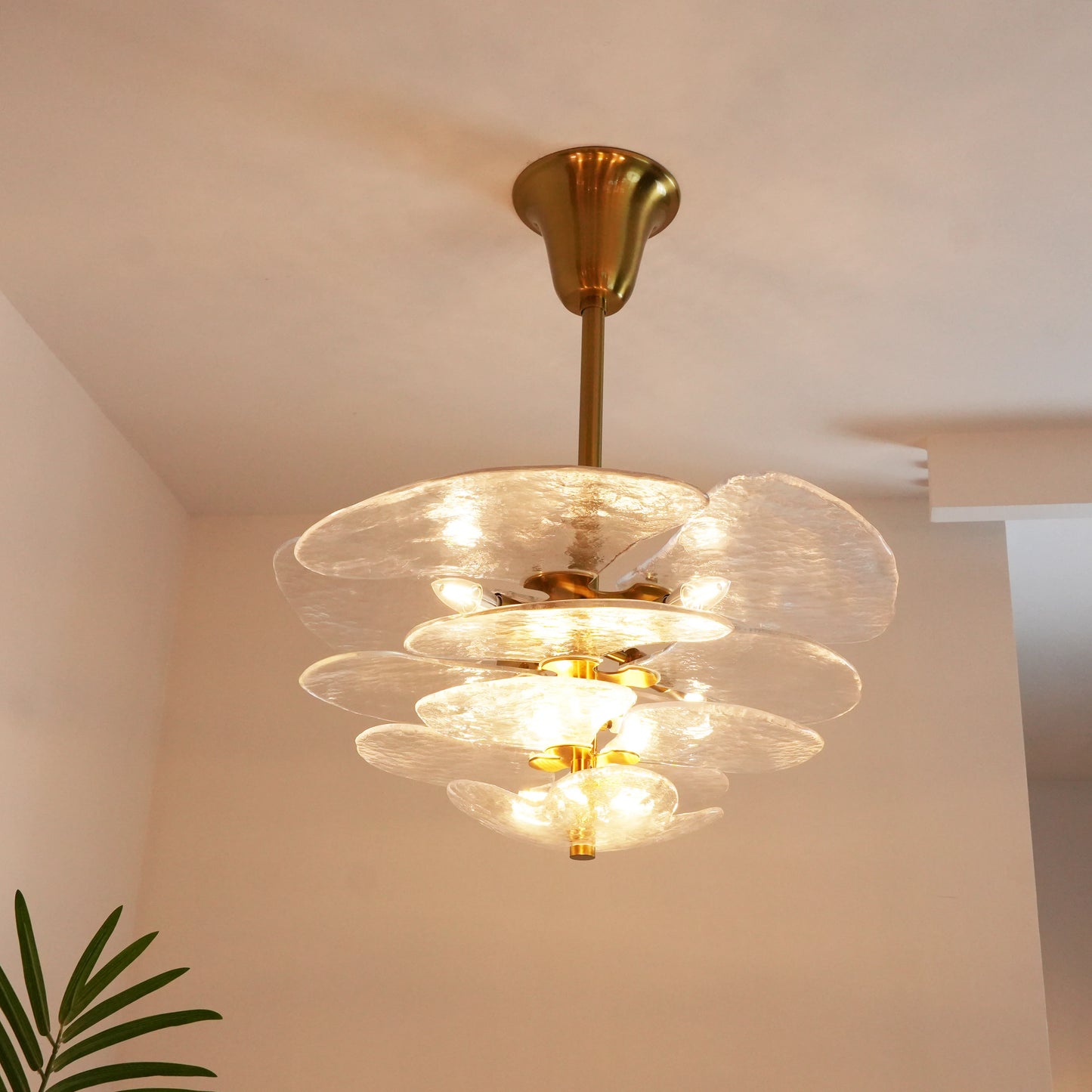 Lámpara de araña de cristal blanco texturizado con forma de hoja