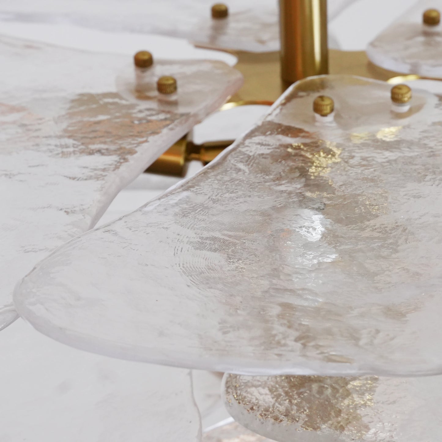 Lámpara de araña de cristal blanco texturizado con forma de hoja