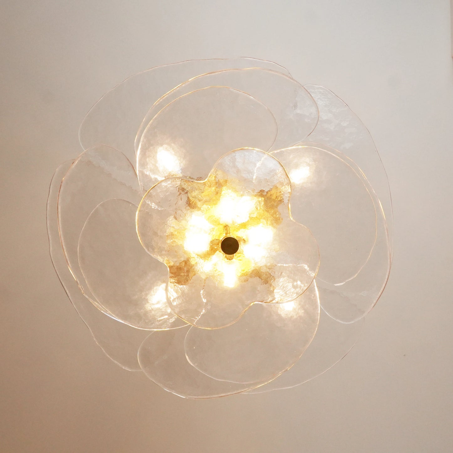 Lámpara de araña de cristal blanco texturizado con forma de hoja