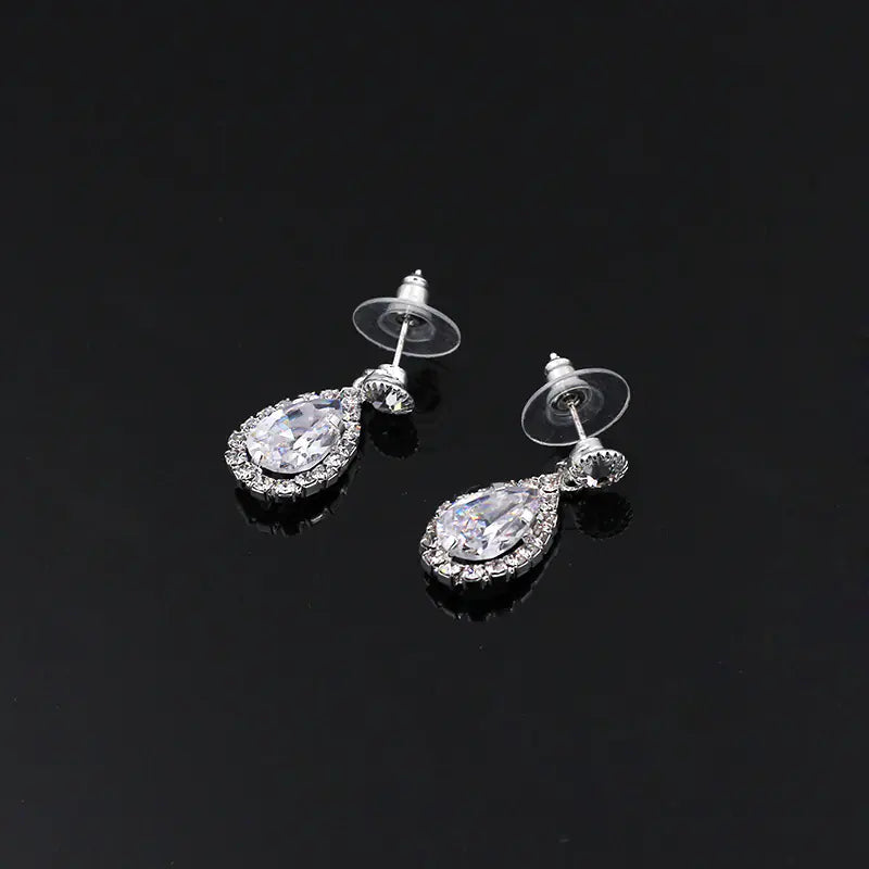 Conjunto de collar y pendientes de circonia de lujo con forma de gota de agua
