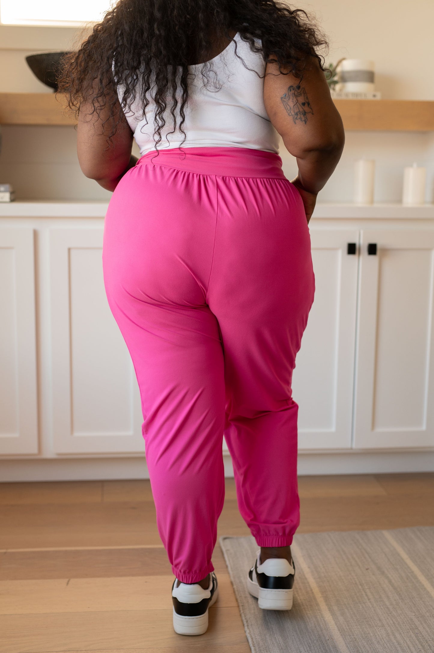 El pantalón de chándal holgado Motive en rosa intenso