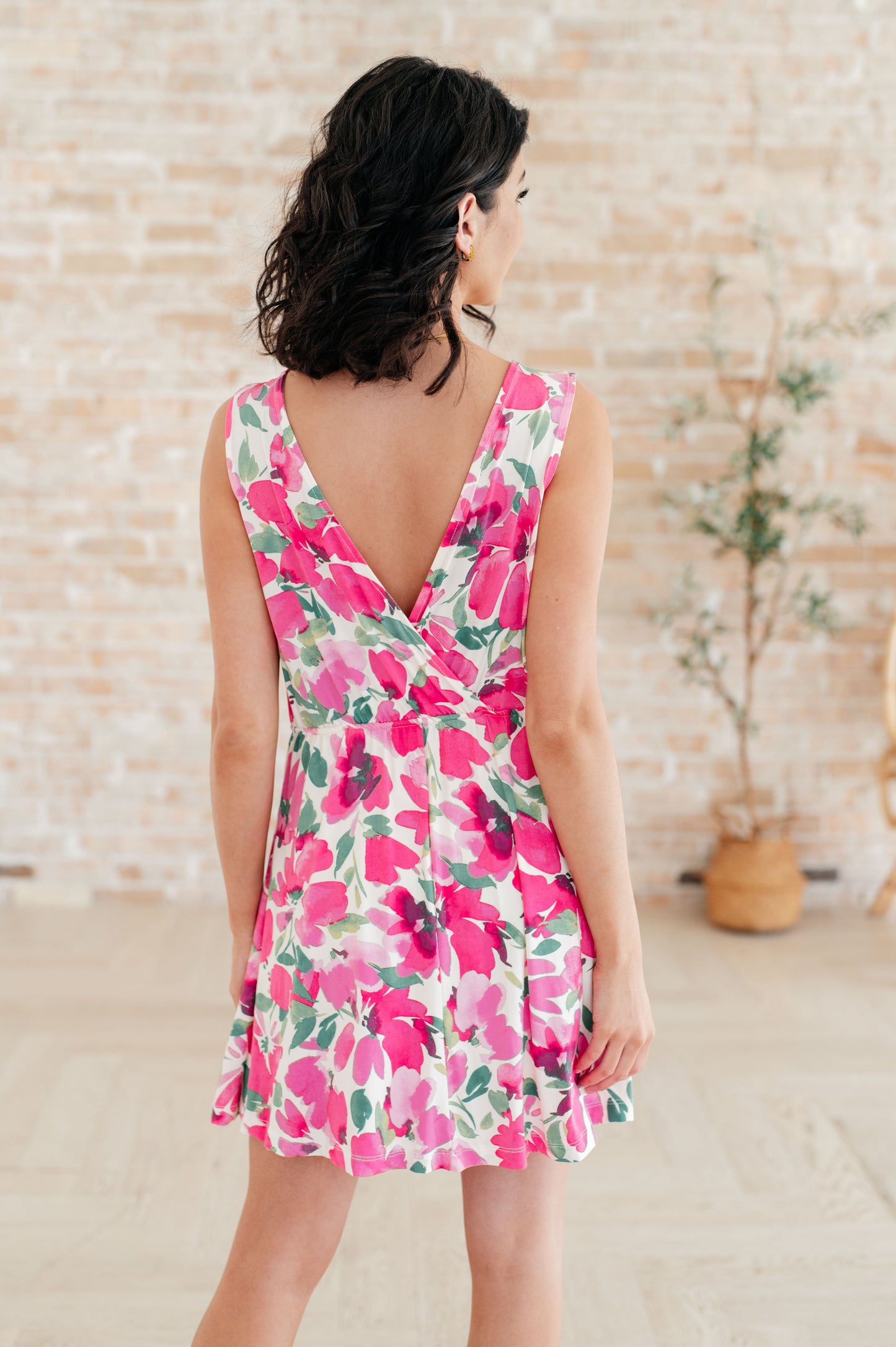 Vestido de cuello en V The Suns Been Quite Kind en rosa
