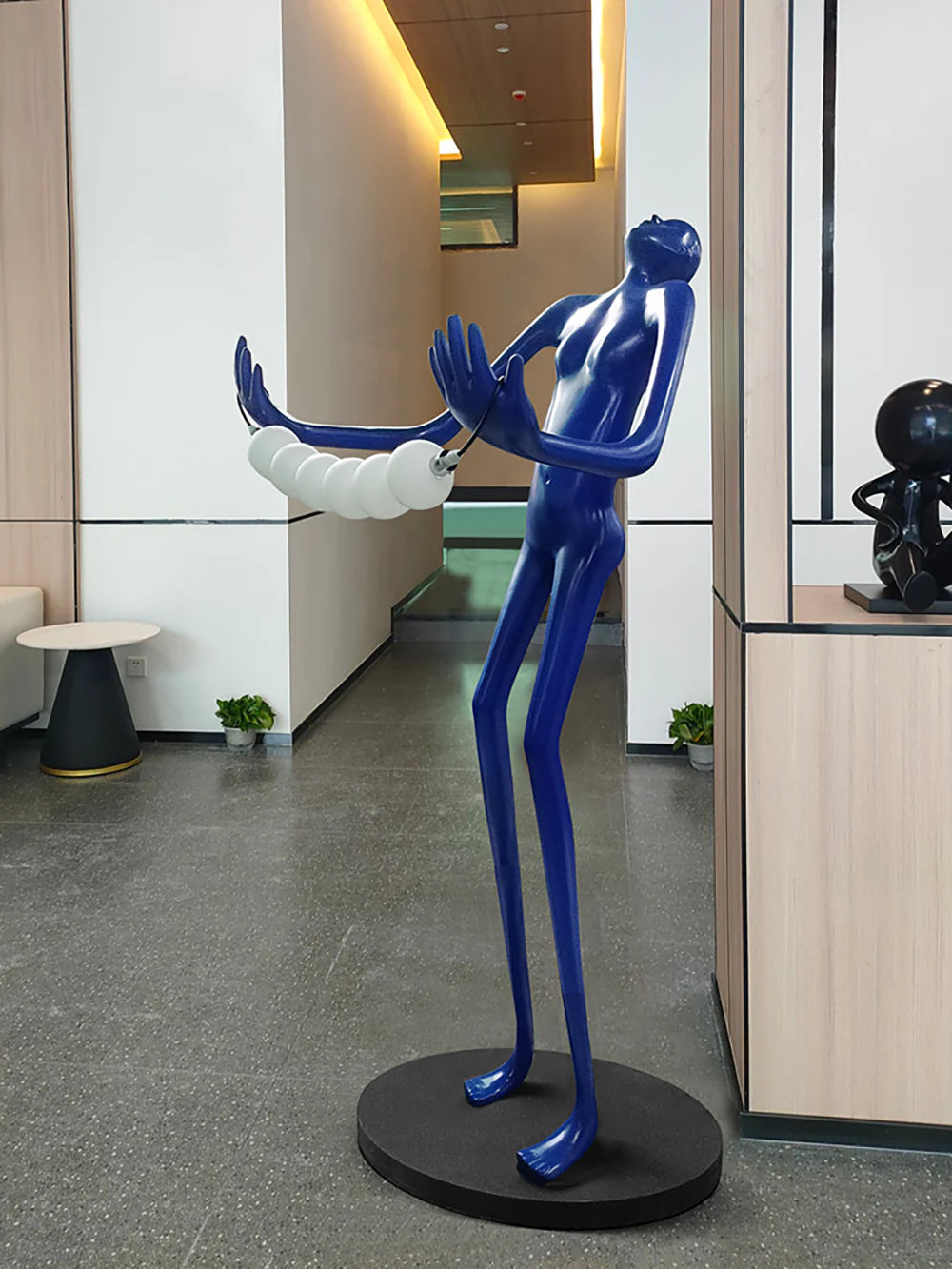 Lámpara de pie de escultura humana con cabeza inclinada