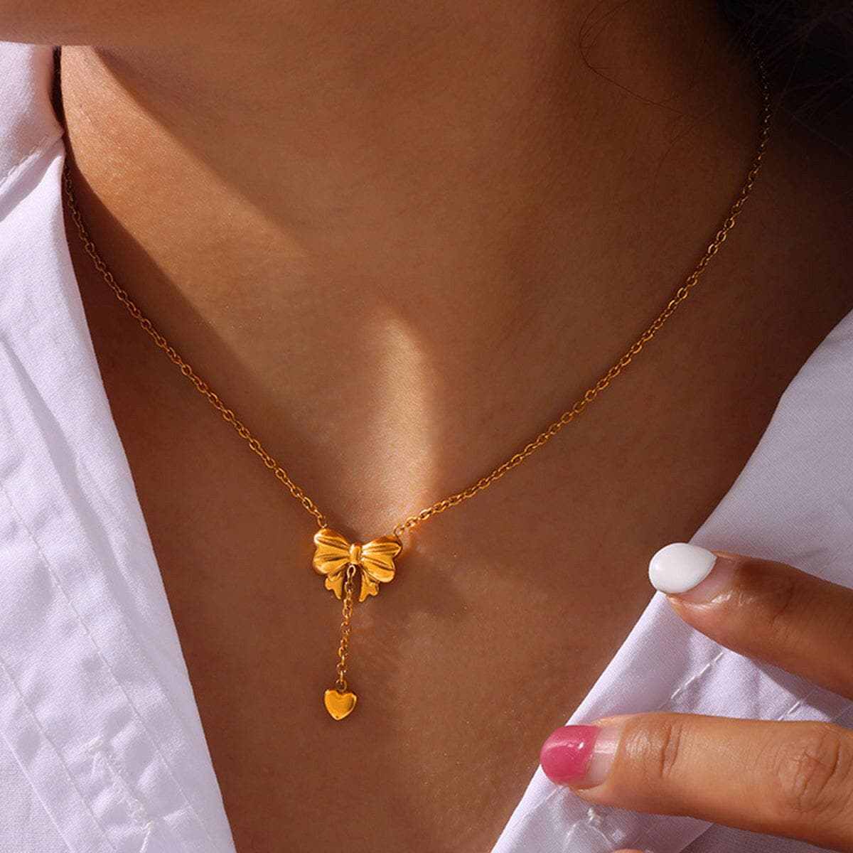 Camiseta Trendsi con collar de lazo dorado de acero de titanio