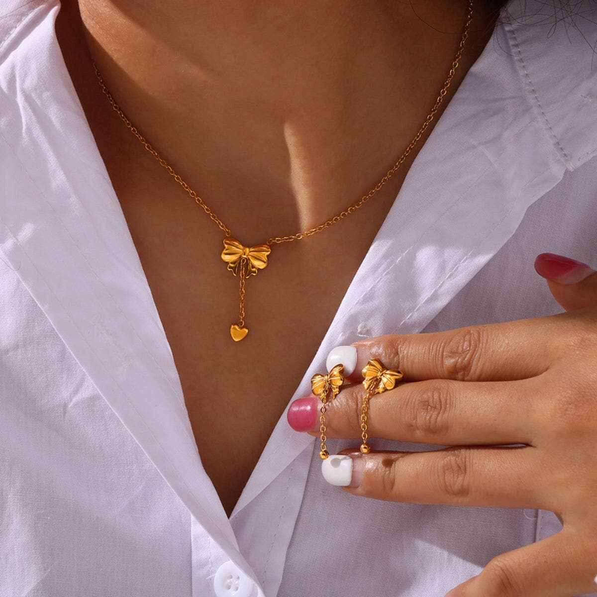Camiseta Trendsi con collar de lazo dorado de acero de titanio