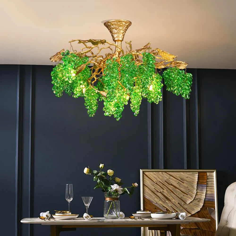 Candelabro de uvas de cristal y ramas de árbol