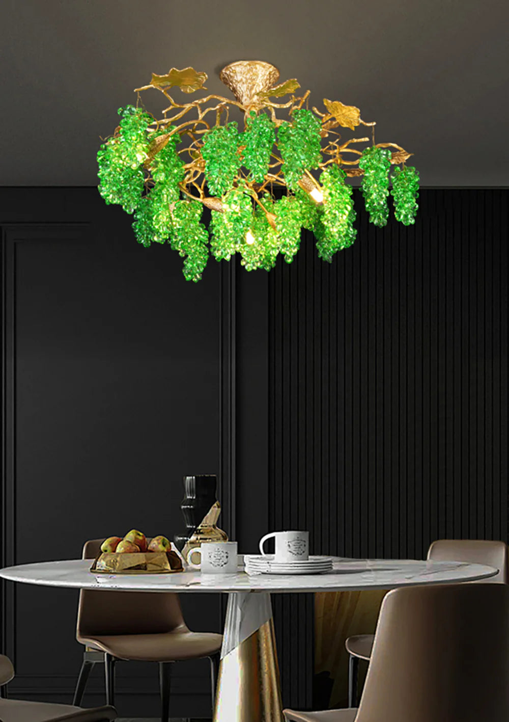 Candelabro de uvas de cristal y ramas de árbol