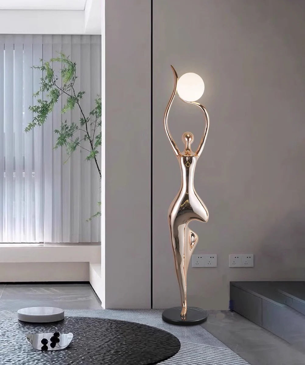 Lámpara de pie de escultura de yoga en postura del árbol