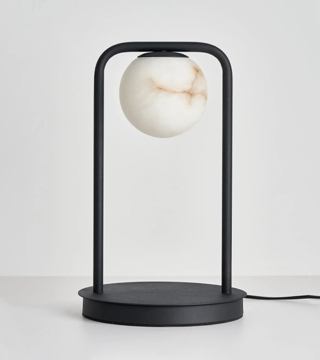 Lámpara de mesa Alabaster Tribeca negra