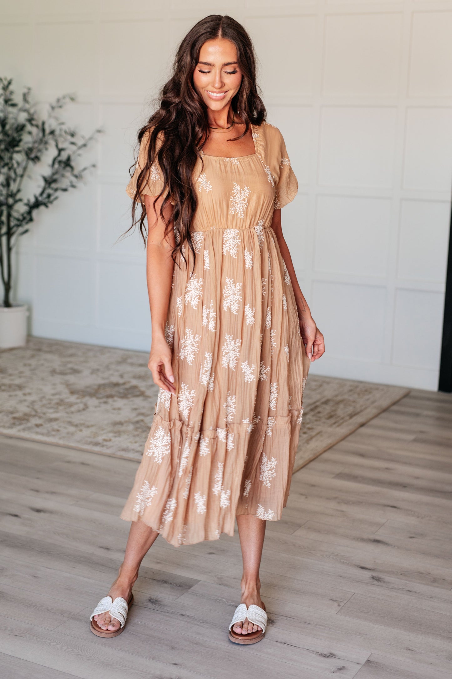 Vestido con mangas globo y cuello en V de Trusting My Intuition en camel