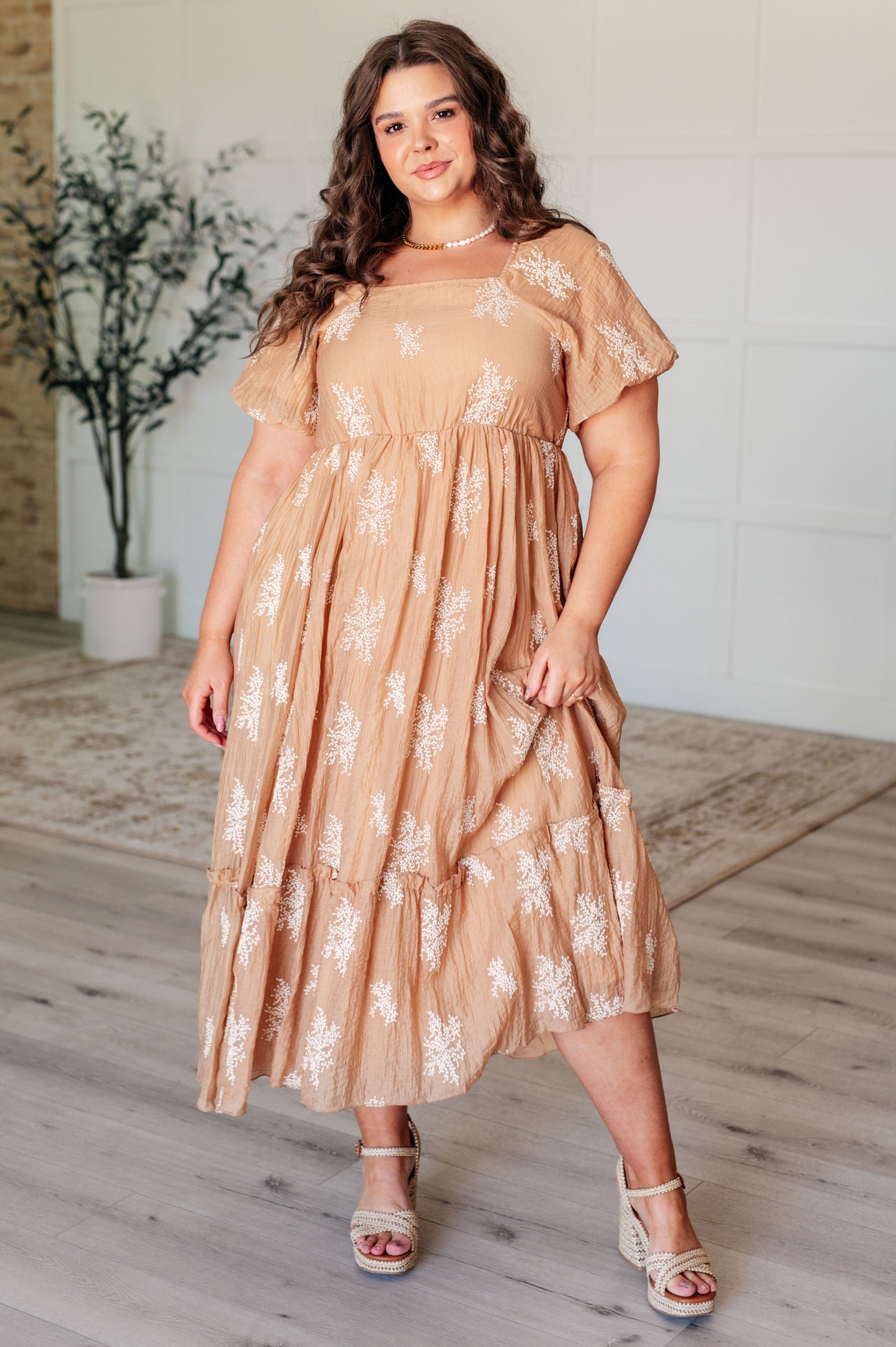 Vestido con mangas globo y cuello en V de Trusting My Intuition en camel