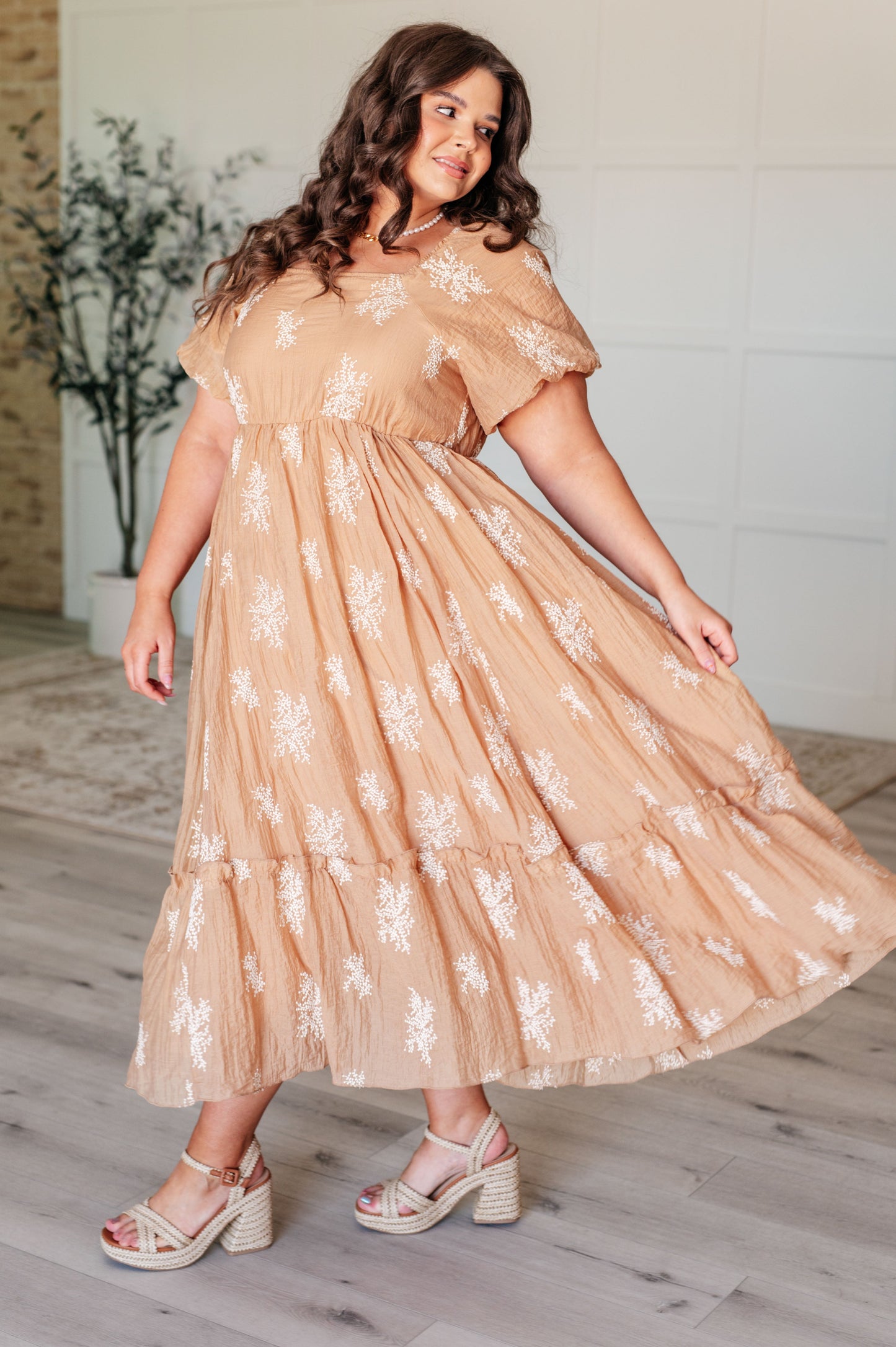 Vestido con mangas globo y cuello en V de Trusting My Intuition en camel