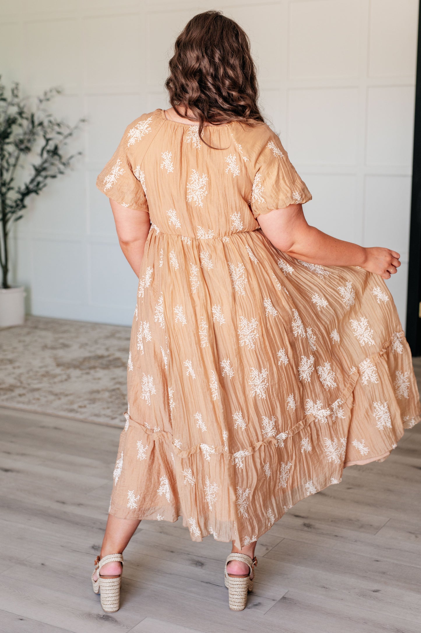 Vestido con mangas globo y cuello en V de Trusting My Intuition en camel
